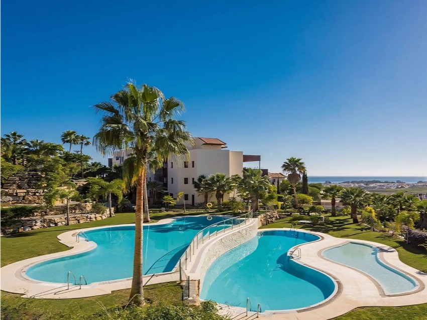 Apartment with terrace for sale in Hoyo 19 Los Flamingos Golf Benahavís Costa del Sol